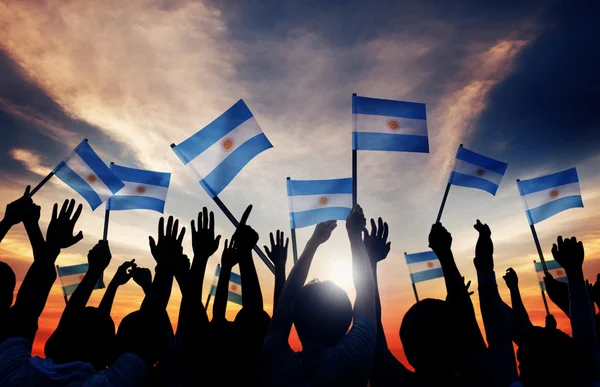 Skupina lidí, mávali vlajkami Argentiny — Stock fotografie