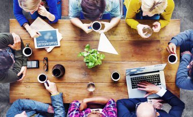 teknolojileri kullanarak ve konuşmak farklı kişi