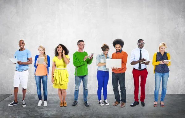 Mensen staan samen met digitale apparaten — Stockfoto