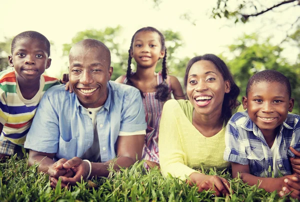 Porträtt av en lycklig afrikanska familj — Stockfoto