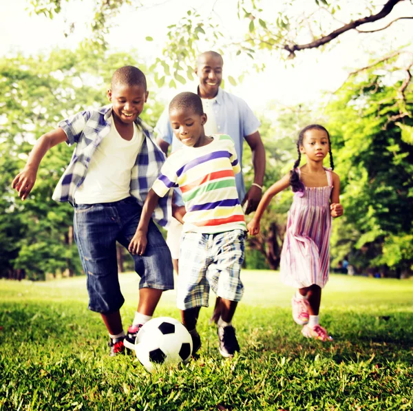 Pai e seus filhos e filha jogando futebol — Fotografia de Stock