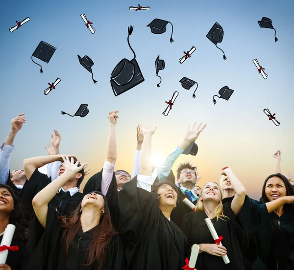 Studenten feiern Abschlussfeier — Stockfoto