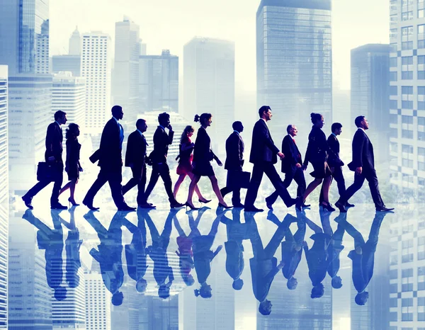 Mensen uit het bedrijfsleven lopen in de stad Concept — Stockfoto