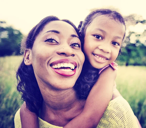 Retrato de uma bela mãe e filha — Fotografia de Stock