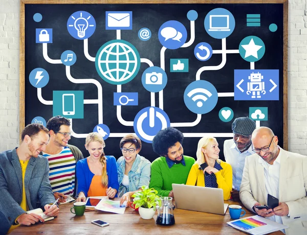 Group of people and Global Social Media Networking — Stockfoto