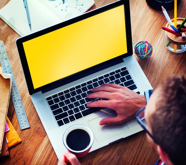 Buscando Labtop de planificación de trabajo — Foto de Stock