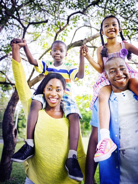 幸せなアフリカの家族の肖像画 — ストック写真