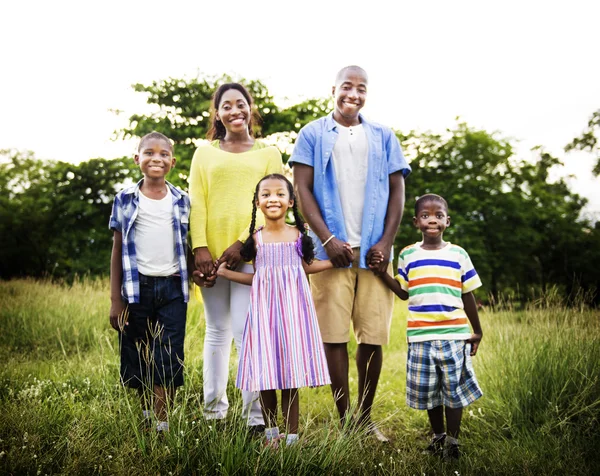 Retrato de una familia africana feliz — Foto de Stock