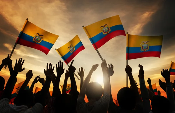 Groep mensen zwaaien vlag van Ecuador — Stockfoto