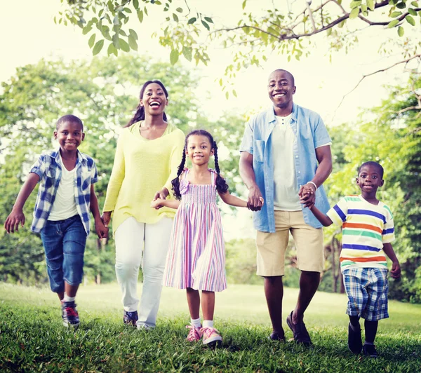 Retrato de una familia africana feliz — Foto de Stock