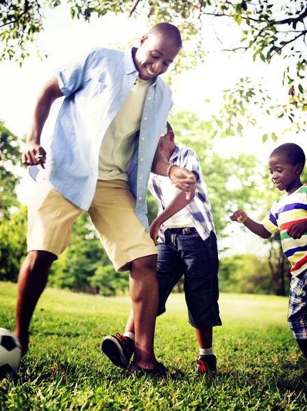 Père et fils jouant au football — Photo