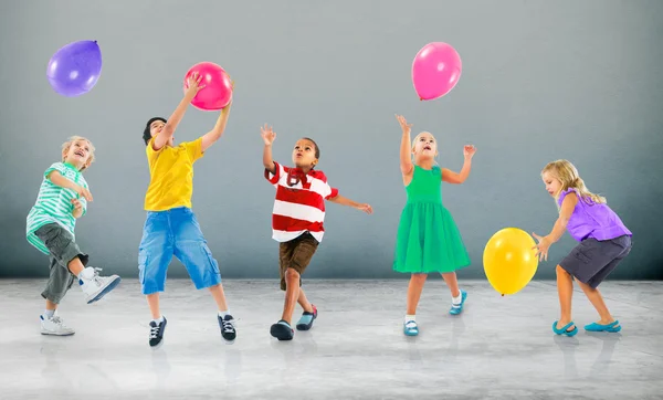 Niños jugando con globos —  Fotos de Stock