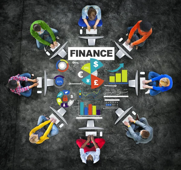 Grupo de pessoas e gráfico de finanças — Fotografia de Stock