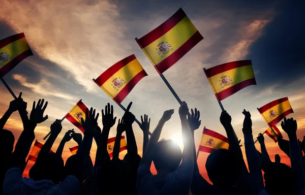 Grupp människor vifta med flaggor av Spanien — Stockfoto