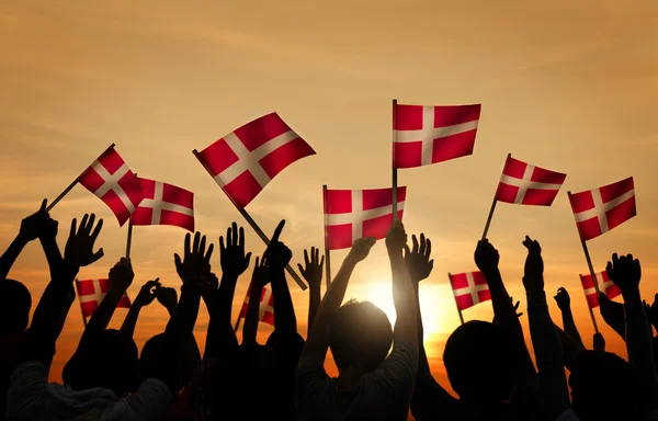 Grupp människor vifta med flaggor av Danmark — Stockfoto