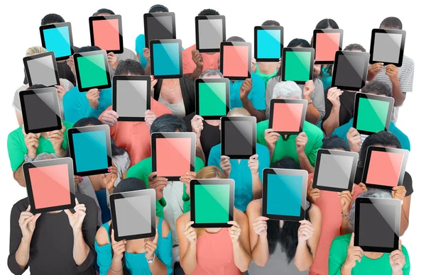 Diversity-Menschen decken Gesichter mit digitalen Tablets ab — Stockfoto