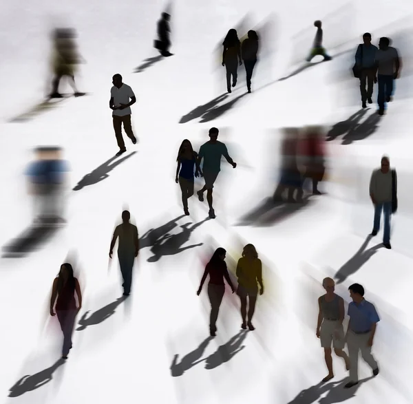 Gruppe von Menschen zu Fuß — Stockfoto