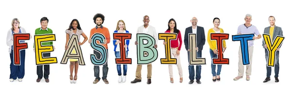 Groep mensen houden haalbaarheid brief — Stockfoto