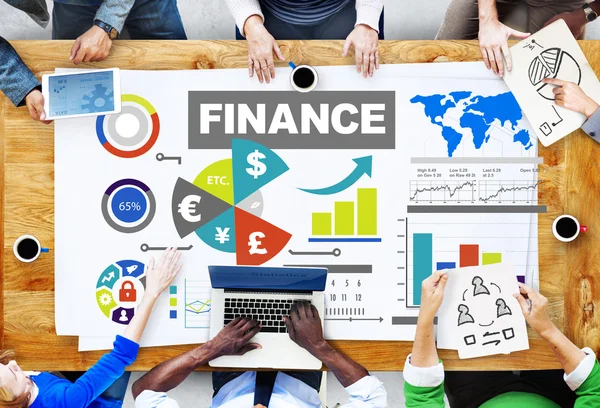 Grupp av människor och finance diagram — Stockfoto