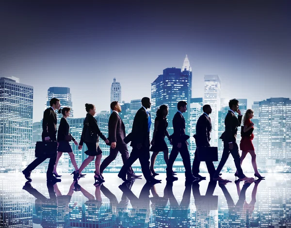 Üzletemberek sétálnak a városban — Stock Fotó