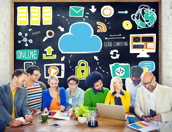 Groep van mensen en cloud computing informatie concept — Stockfoto