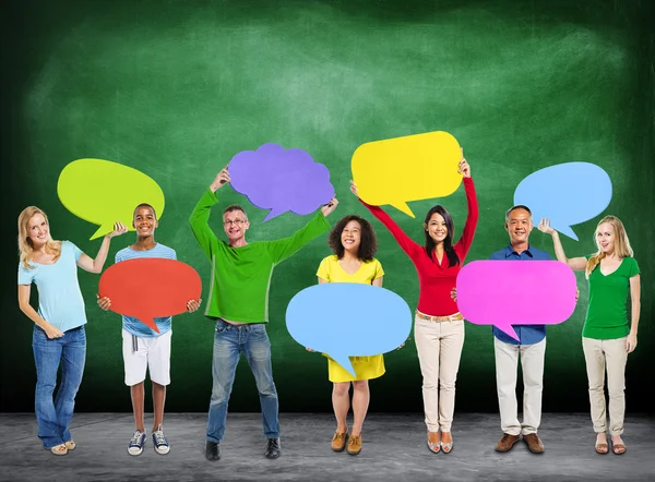 Gente con burbujas del habla. Concepto de comunicación — Foto de Stock