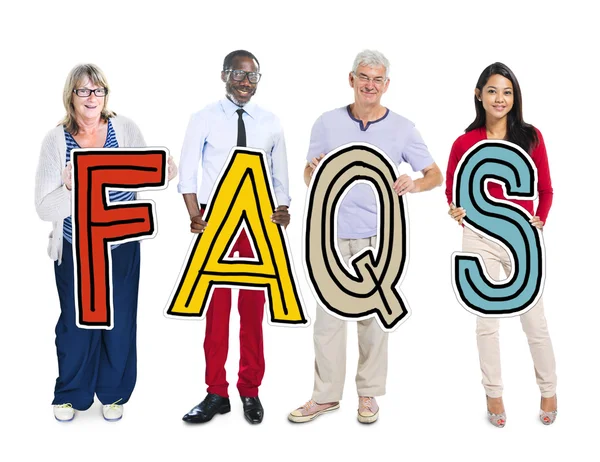 Gruppe von Menschen mit Faqs-Briefen — Stockfoto