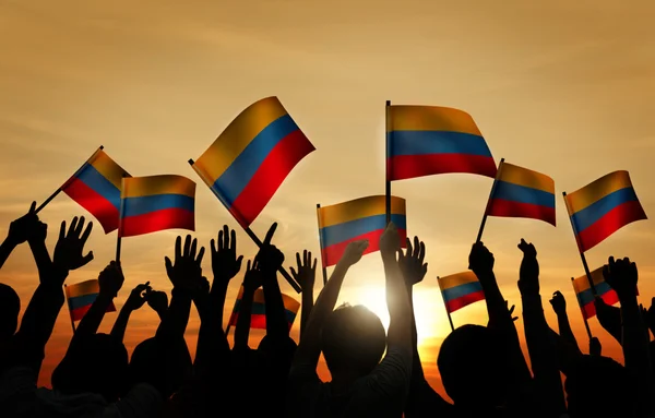 Les gens agitant des drapeaux colombiens — Photo