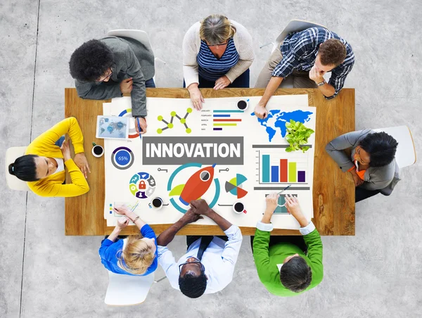 Groep van mensen en creativiteit innovatieconcept — Stockfoto