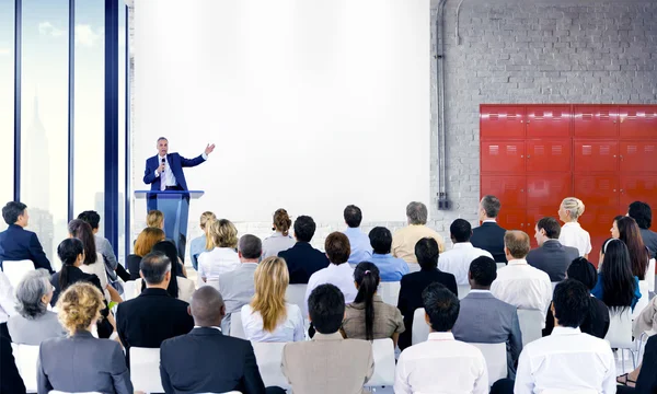 Affärsmän på presentationen i Office — Stockfoto