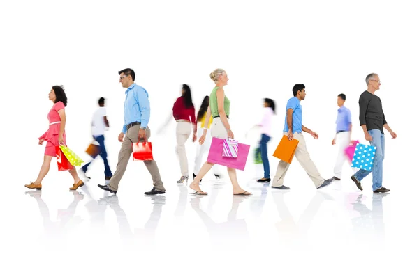 Diversidade grupo de pessoas caminhando — Fotografia de Stock