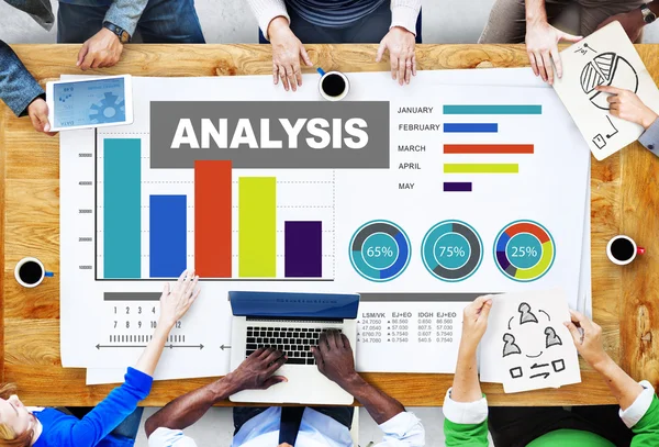 Análisis analizando el concepto de datos del gráfico de barras de información —  Fotos de Stock