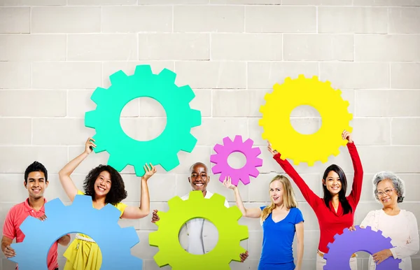 Diversiteit mensen houden van Gears — Stockfoto