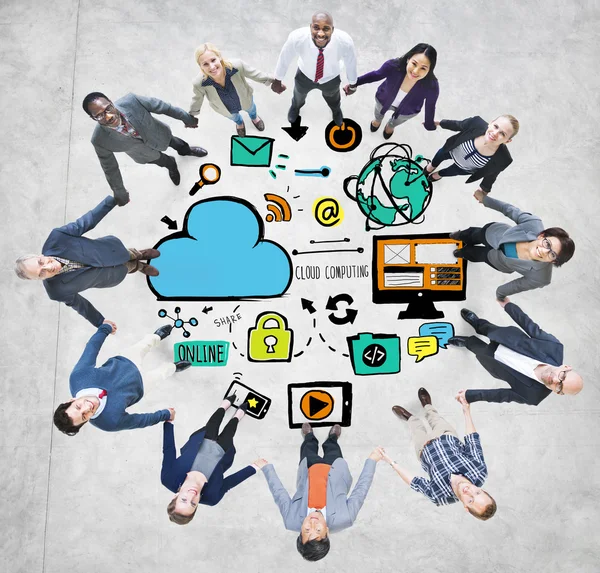 Gruppo di persone e concetto di informazione sul cloud computing — Foto Stock