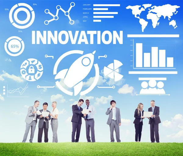 Gruppo di persone e concetto di innovazione — Foto Stock