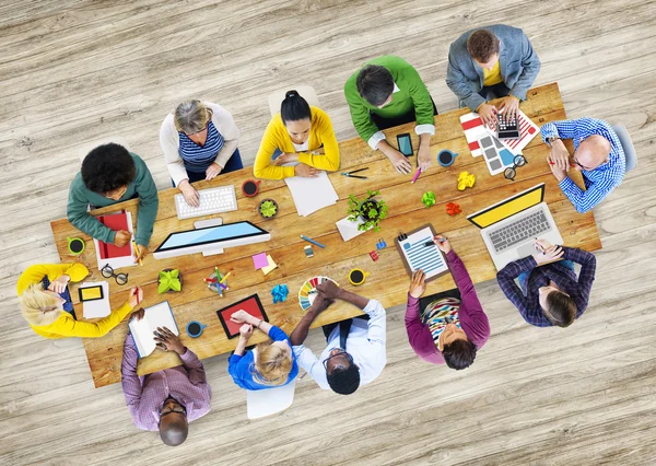 Druk groep van mensen werken — Stockfoto