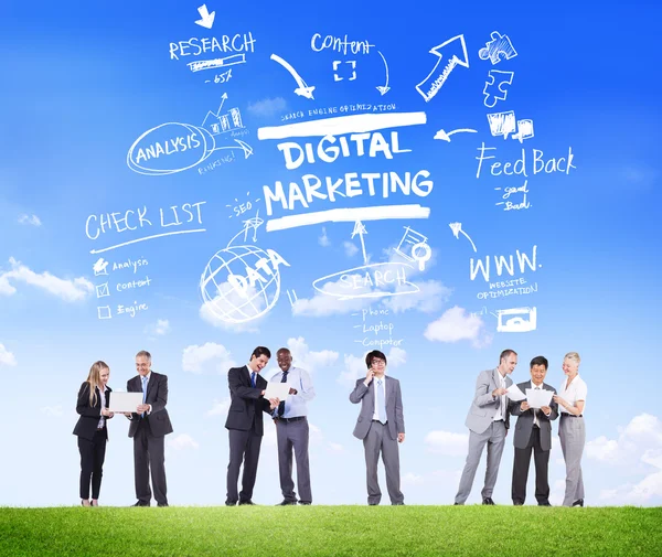 Equipo empresarial con dispositivos digitales — Foto de Stock