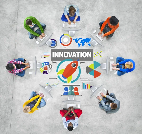 Grupo de personas y concepto de innovación creativa — Foto de Stock
