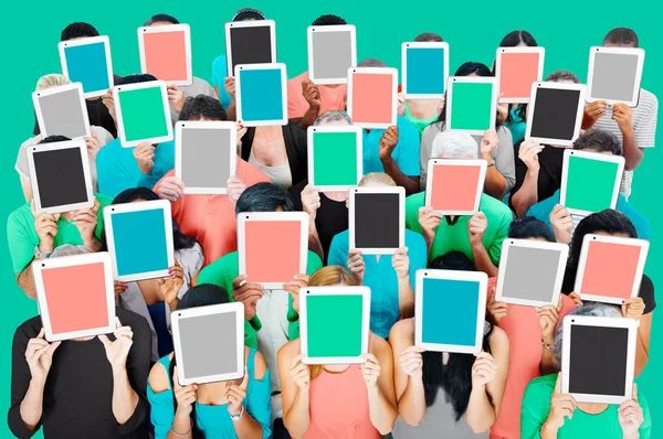 Diversity-Menschen decken Gesichter mit digitalen Tablets ab — Stockfoto