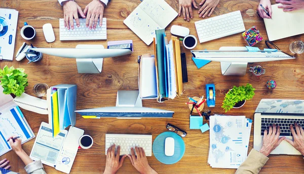 Empresários ocupados a trabalhar no escritório — Fotografia de Stock