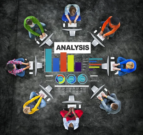 Analyse analysant les données des graphiques à barres d'information — Photo