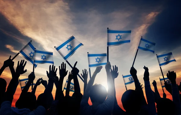 Grupa ludzi macha flagi Izraela — Zdjęcie stockowe