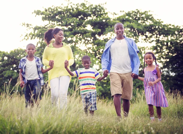 Porträtt av en lycklig afrikanska familj — Stockfoto