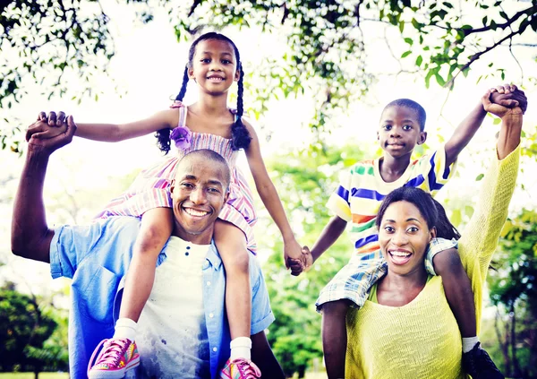 Africano família feliz se divertindo — Fotografia de Stock