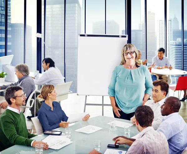 Oameni de afaceri la prezentarea în birou — Fotografie, imagine de stoc