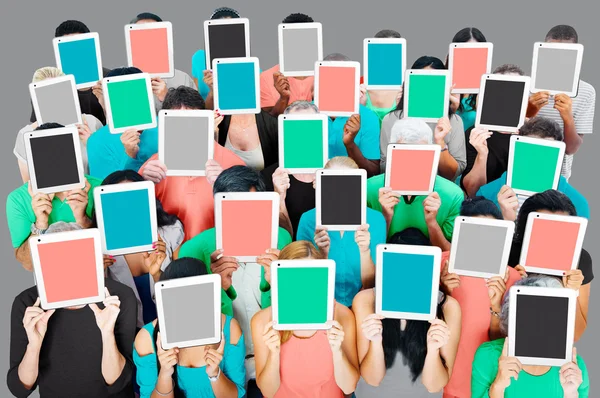 Diversity-Menschen decken Gesichter mit digitalen Tablets ab — Stockfoto