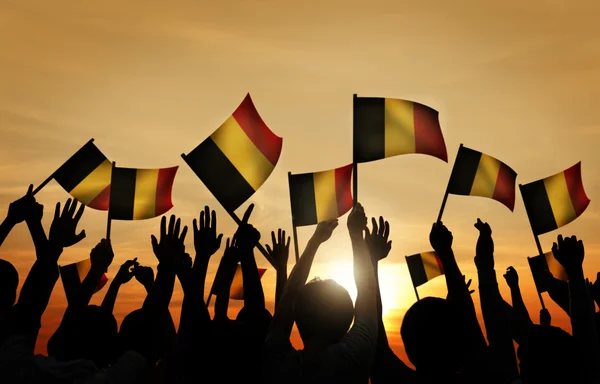 Lidé mávat belgické vlajky — Stock fotografie