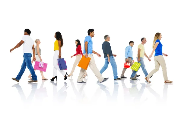 Różnorodność grupy ludzi chodzących — Zdjęcie stockowe