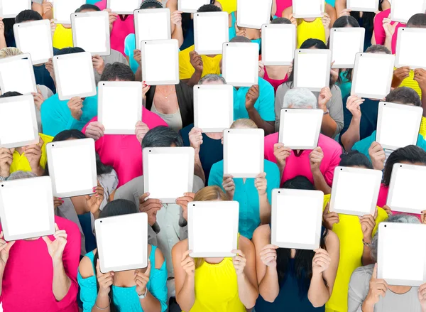 Διαφορετικότητα ανθρώπων που θα καλύπτει πρόσωπα από ψηφιακές ταμπλέτες — Φωτογραφία Αρχείου
