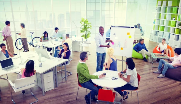 Affärsmän på presentationen i Office — Stockfoto